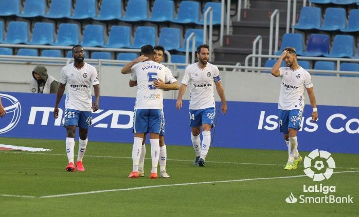 Crónica del CD Tenerife 3-1 AD Alcorcón: "Los 'jugones' resuelven un partido gris"