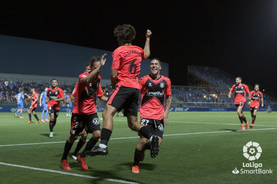Crónica del CF Fuenlabrada 1-2 CD Tenerife: 'Corredera, la primera en la escuadra para el triunfo blanquiazul'