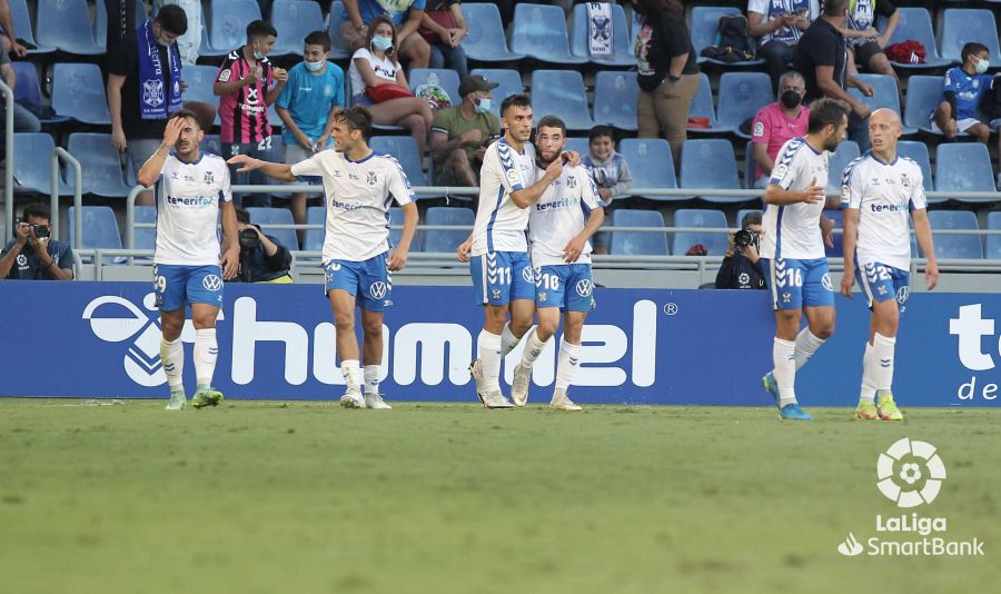 Crónica del CD Tenerife 4-0 Burgos CF: "El Tenerife arrolla en su mejor partido de la temporada"