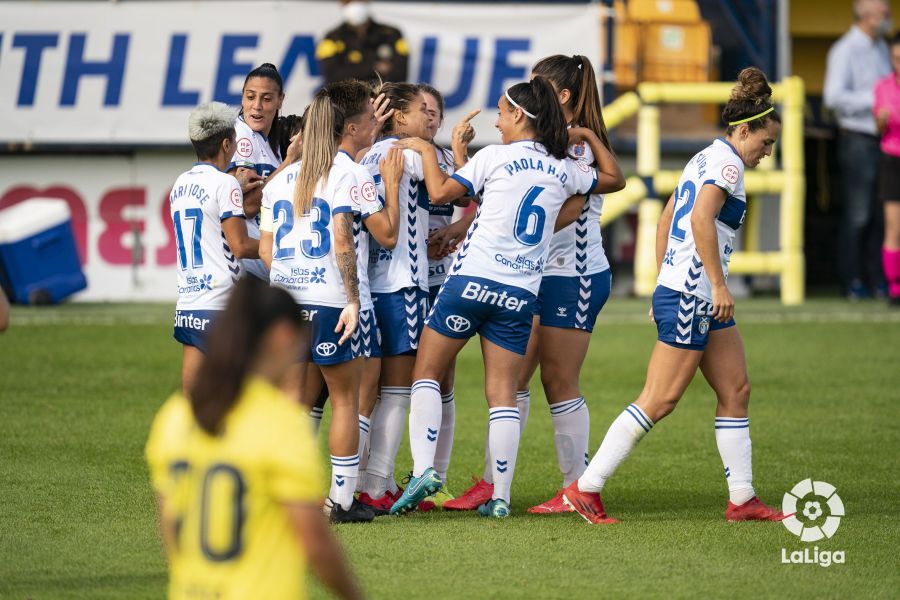 Claire Falknor y Sandra Hernández se estrenaron como goleadoras en la UDG Tenerife