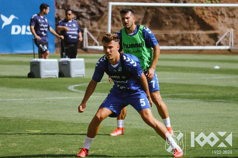 El Tenerife sigue los entrenamientos, con dorsales nuevos para algunos jugadores