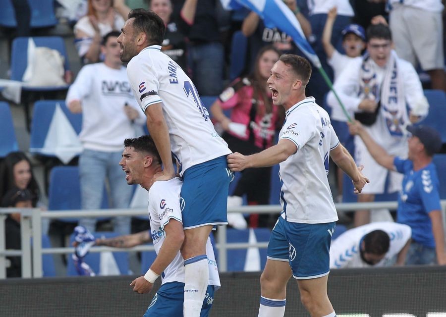 Crónica del CD Tenerife 4-1 UD Las Palmas: "El Tenerife golea y supera en todo a Las Palmas en el derbi"