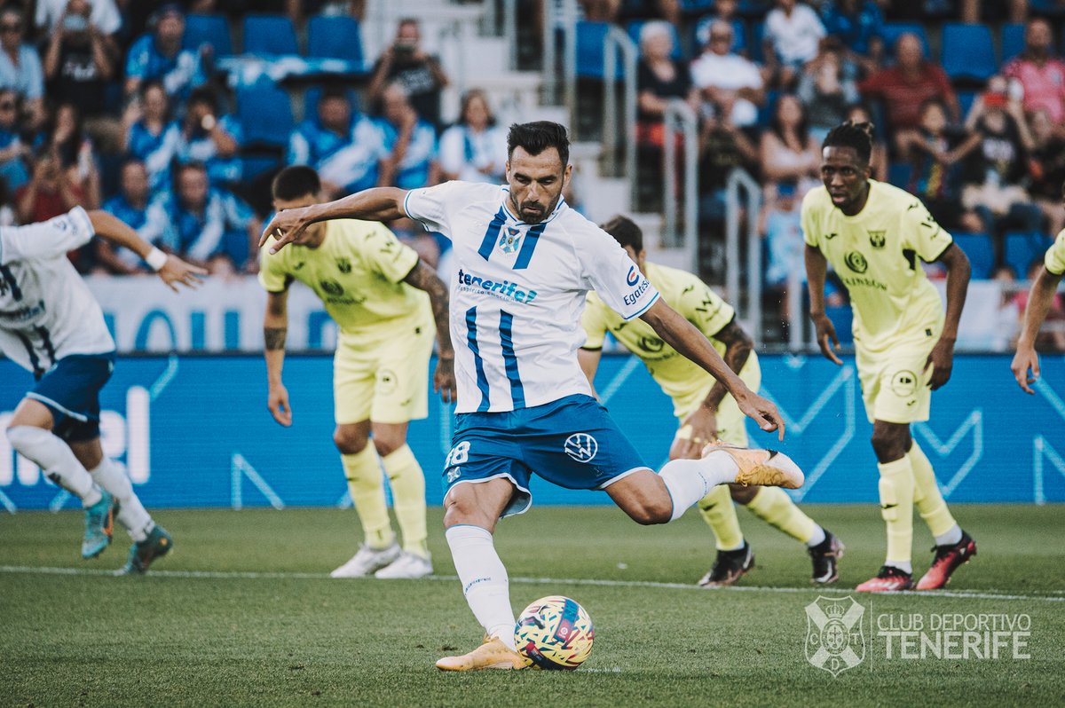 Enric Gallego amplía su renta como pichichi del Tenerife, tras su 10º gol