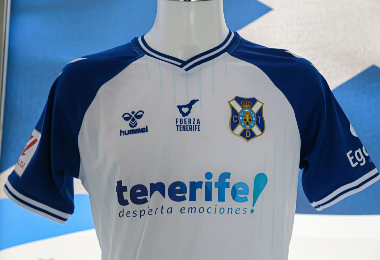 Así es la camiseta con la que jugará el Tenerife en Huesca, con el lema 'Fuerza Tenerife' por el incendio