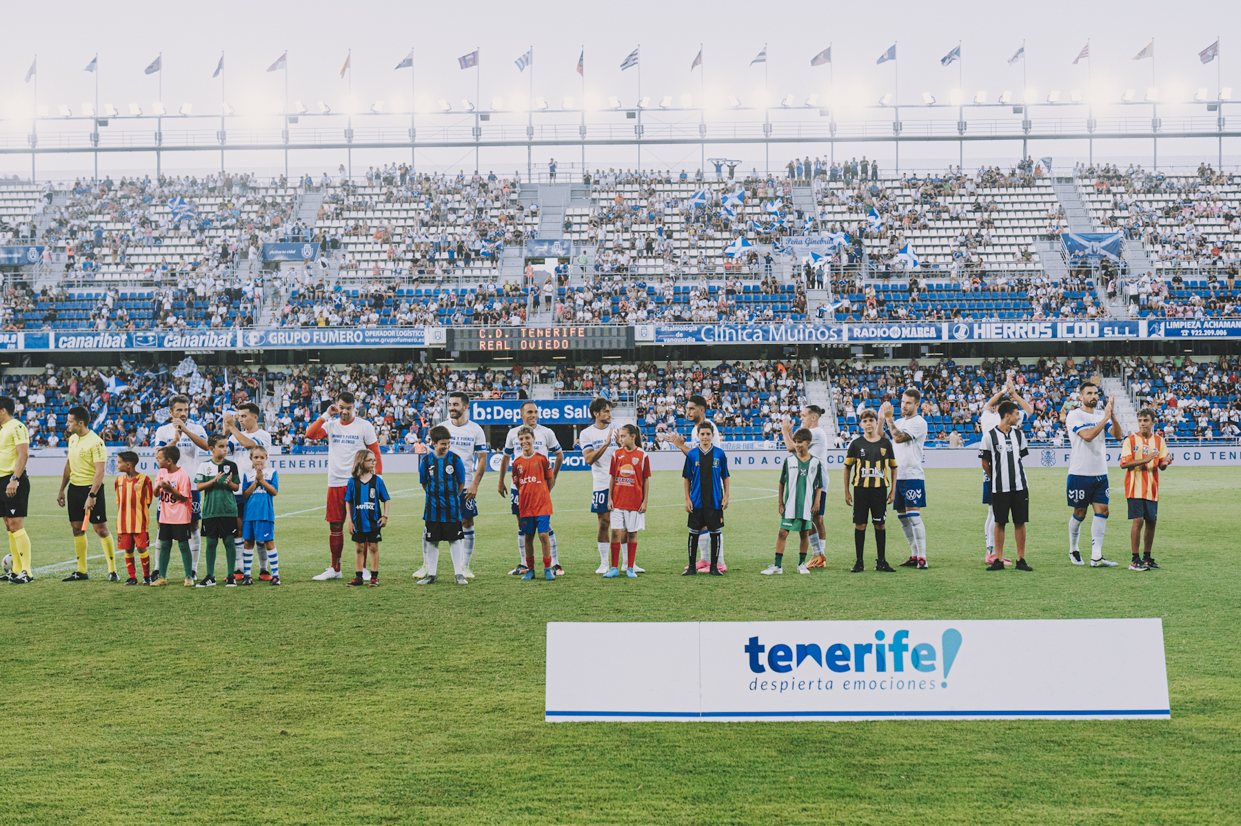 El CD Tenerife salió al terreno de juego junto a niños/as de los clubes con convenio