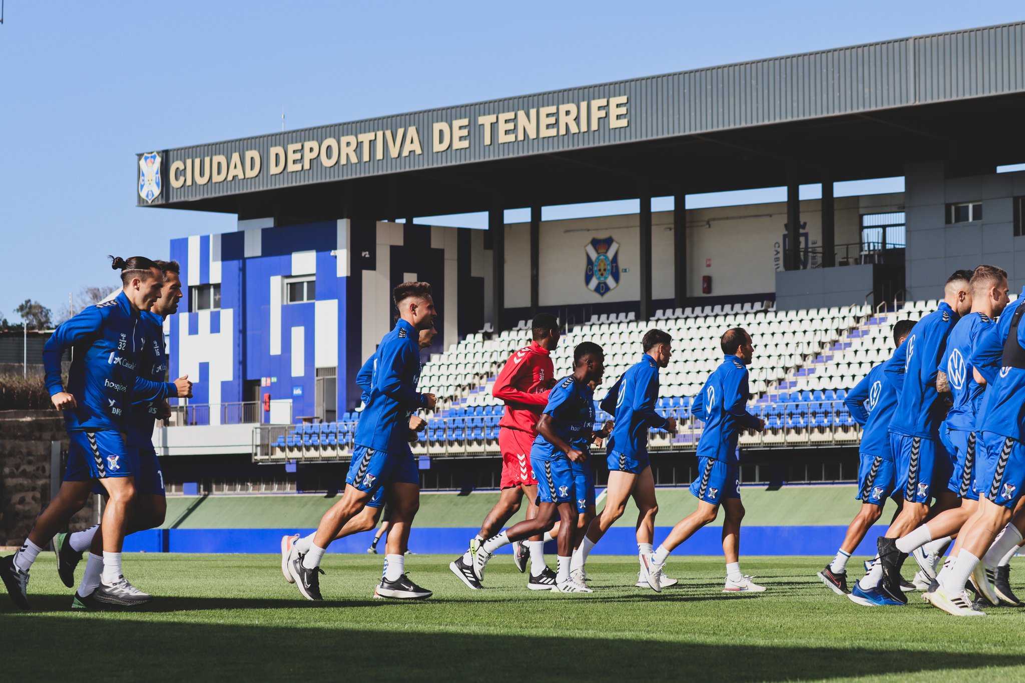 El primer equipo del CD Tenerife se entrena por primera vez en la Ciudad Deportiva