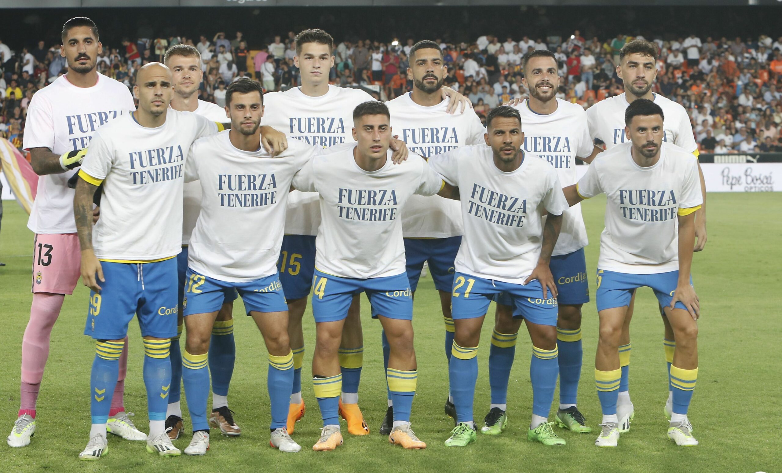 La UD Las Palmas salió al partido contra el Valencia con una camiseta de apoyo a Tenerife