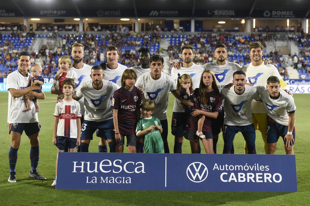 La SD Huesca saltó a El Alcoraz con un mensaje de apoyo a Tenerife