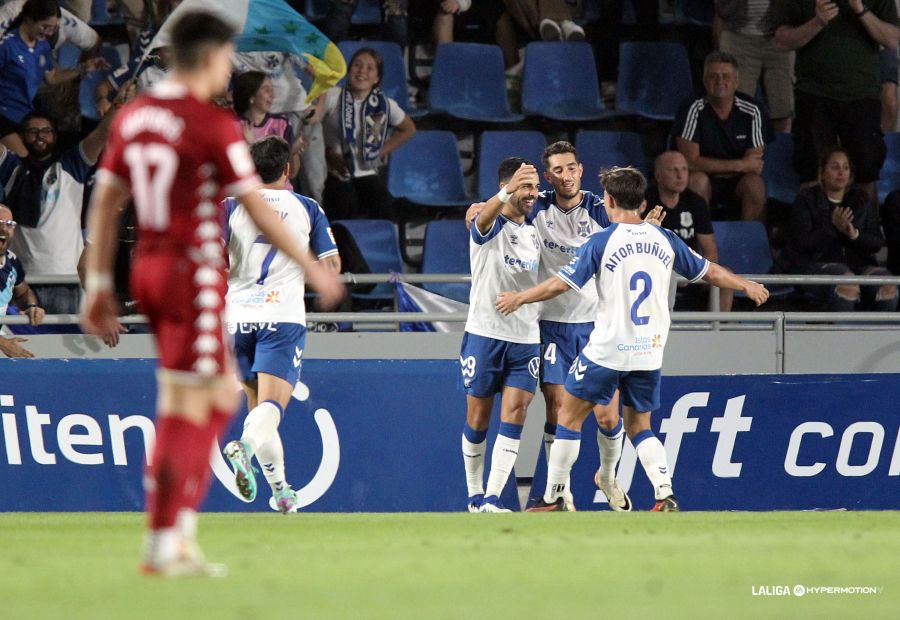 Crónica del CD Tenerife 1-0 AD Alcorcón: "Ángel reengancha al Tenerife en un partido anodino"